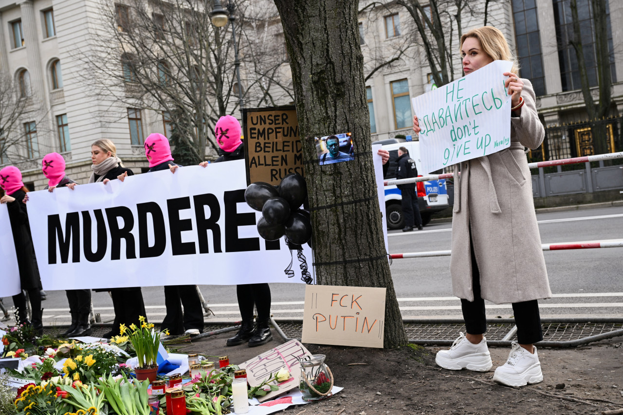 Las Pussy Riot protestando por la muerte de Navalny en Berlín. Foto: Reuters.