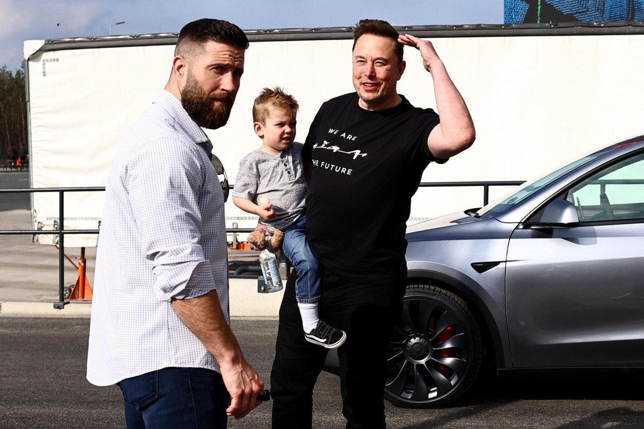 Elon Musk visitó una fábrica de Tesla en Alemania. Foto: EFE.