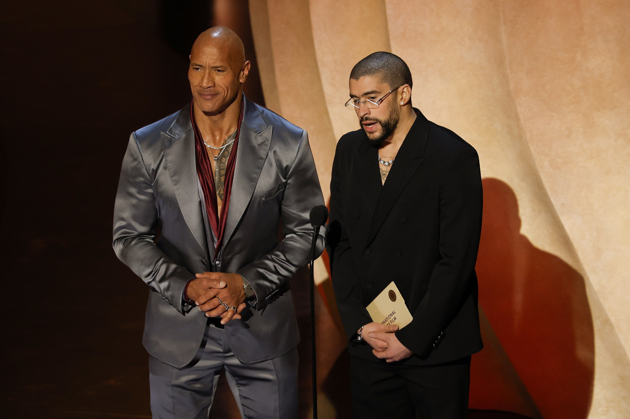 Bad Bunny y The Rock presentaron el premio a Mejor película extranjera en los Oscar. Foto: EFE.