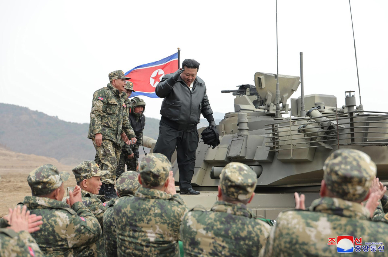 Ejercicios militares de Corea del Norte supervisados por Kim Jong Un. Foto: EFE.