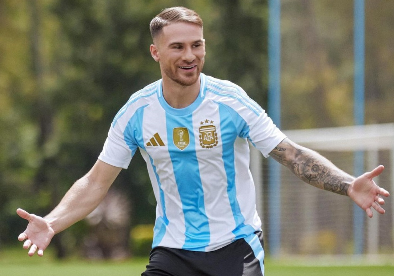 Alexis Mac Allister con la nueva camiseta de la Selección Argentina. Foto: Instagram @alemacallister.