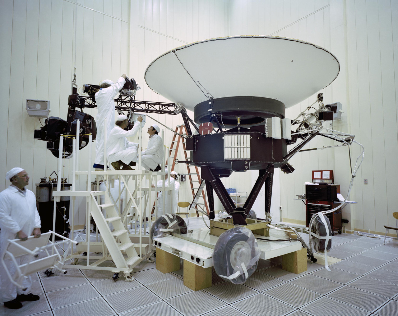 Construcción de la sonda espacial Voyager 1 (1976). Foto: NASA.