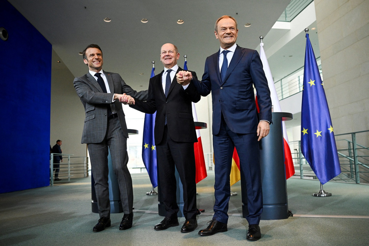 Tusk, Macron y Scholz en Berlin. Foto: Reuters