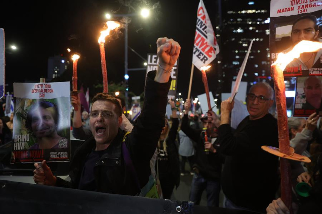 Protesta en Tel Aviv pidiendo la liberación inmediata de todos los rehenes retenidos por Hamás en Gaza.  Efe