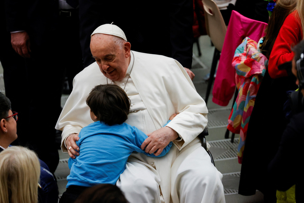 Papa Francisco saludó a familias y niños en el Vaticano. Foto: REUTERS.