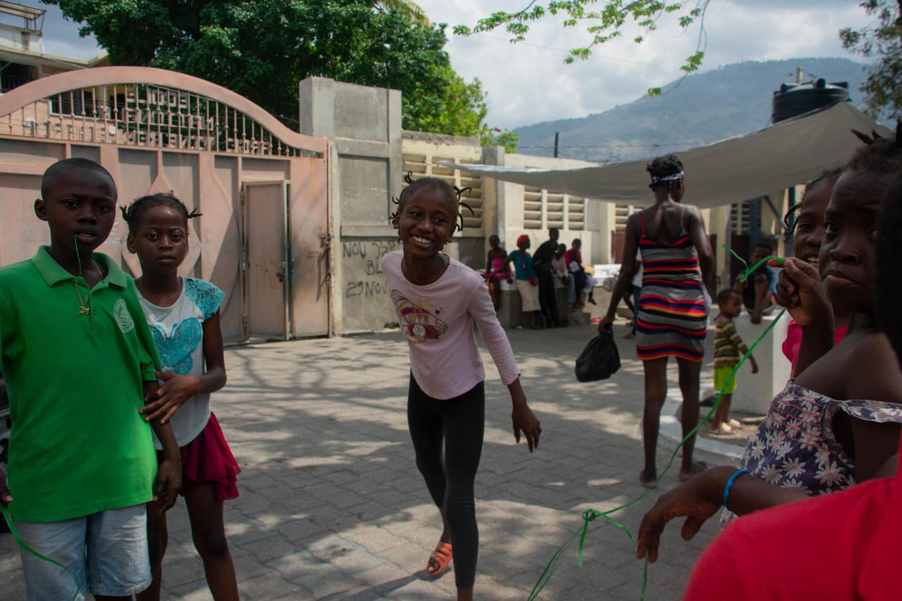 Haitianos refugiados en escuelas de Puerto Príncipe. Foto: EFE.