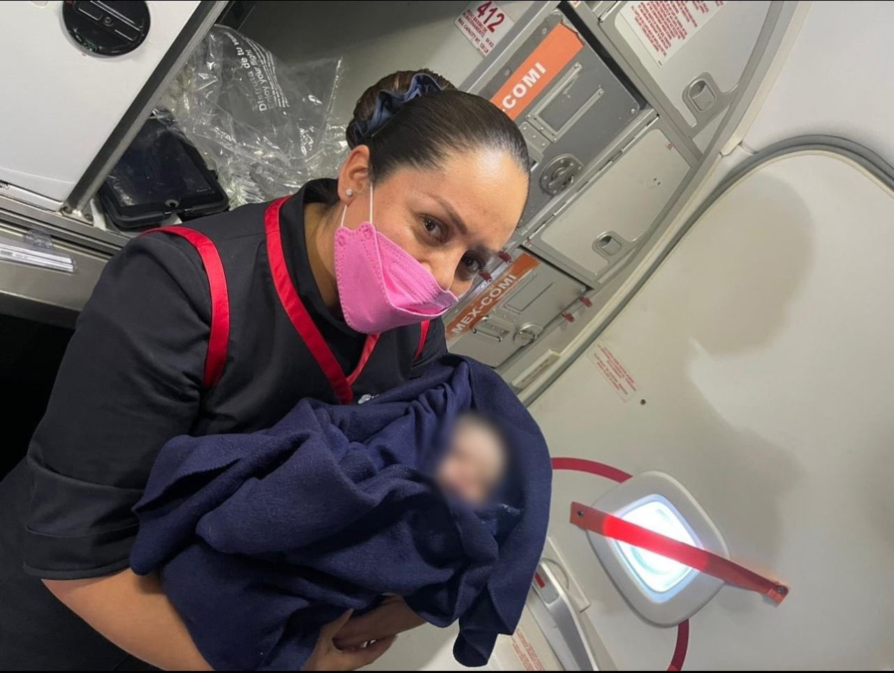 El bebé que nació durante un vuelo aéreo en México. Foto: X @JCarlos_Valerio.