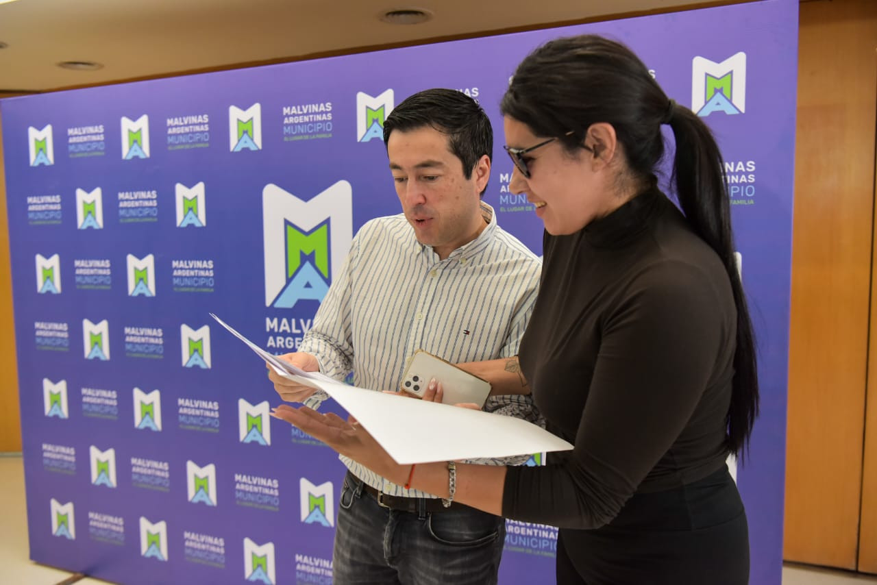 Leo Nardini hizo entrega de nuevas habilitaciones a comerciantes de Malvinas Argentinas.