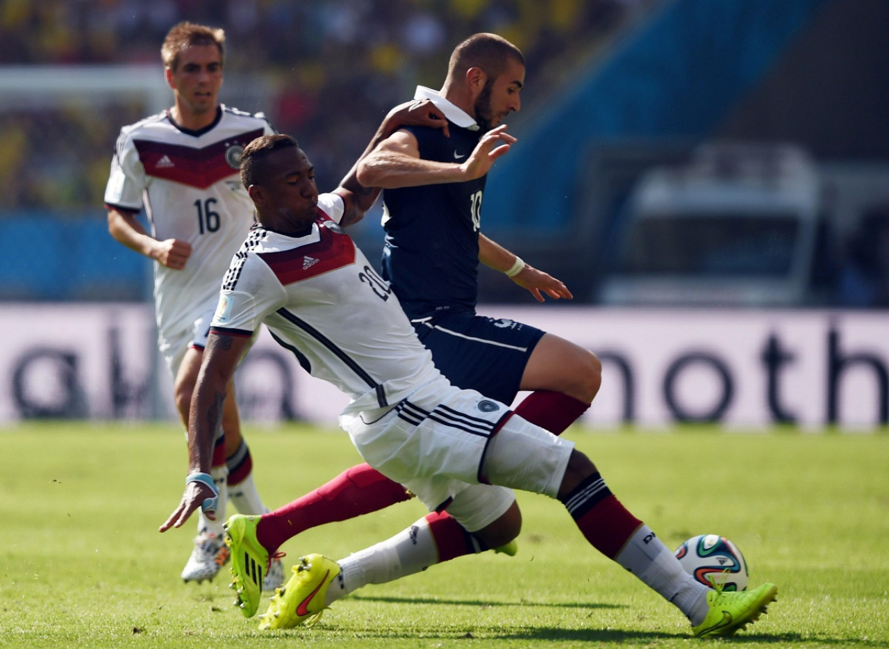 Jerome Boateng ante Karim Benzema. Foto: Reuters.