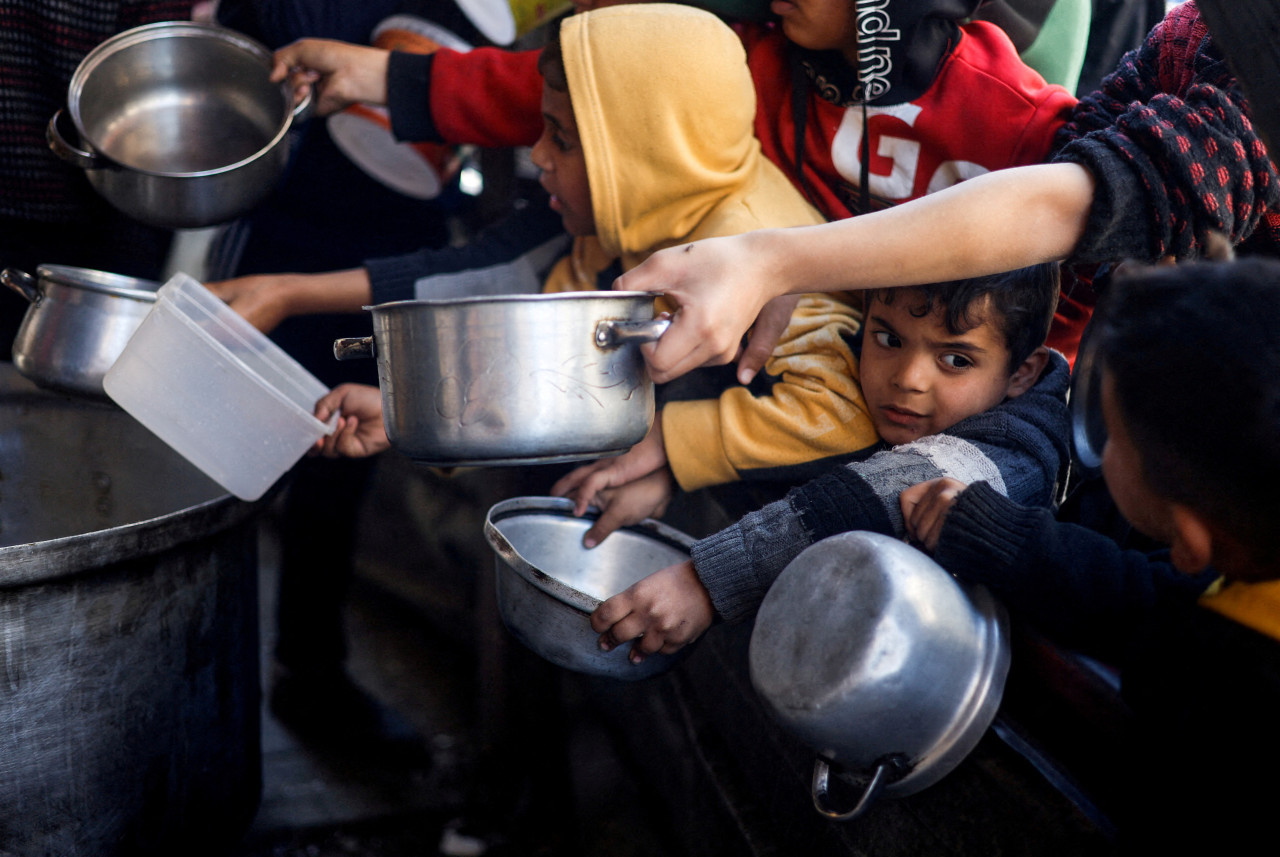 Niños pidiendo comida en Gaza. Foto: Reuters.