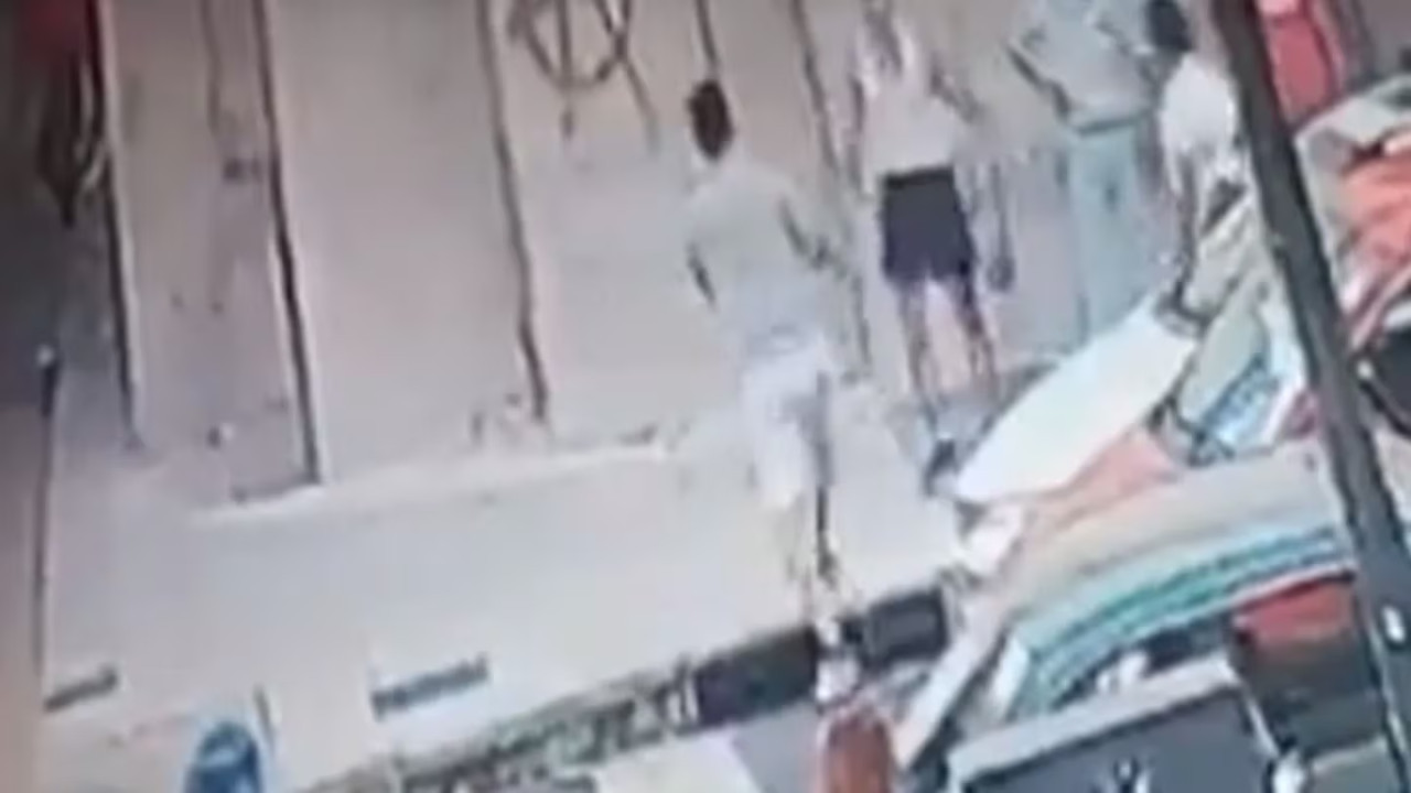 Ambos automovilistas frenaron a pelearse. Foto: captura de video.