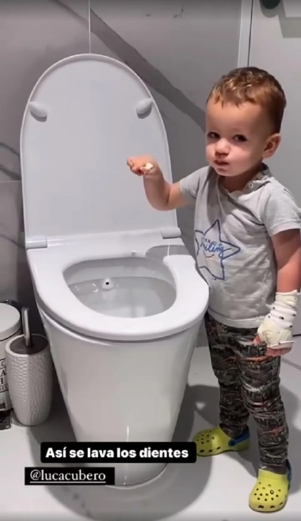 El hijo de Mica y Fabián se lava los dientes cerca del inodoro. Foto: captura Instagram.