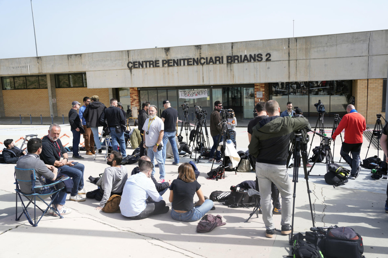 Expectativa por la supuesta salida de prisión de Dani Alves. Foto: EFE