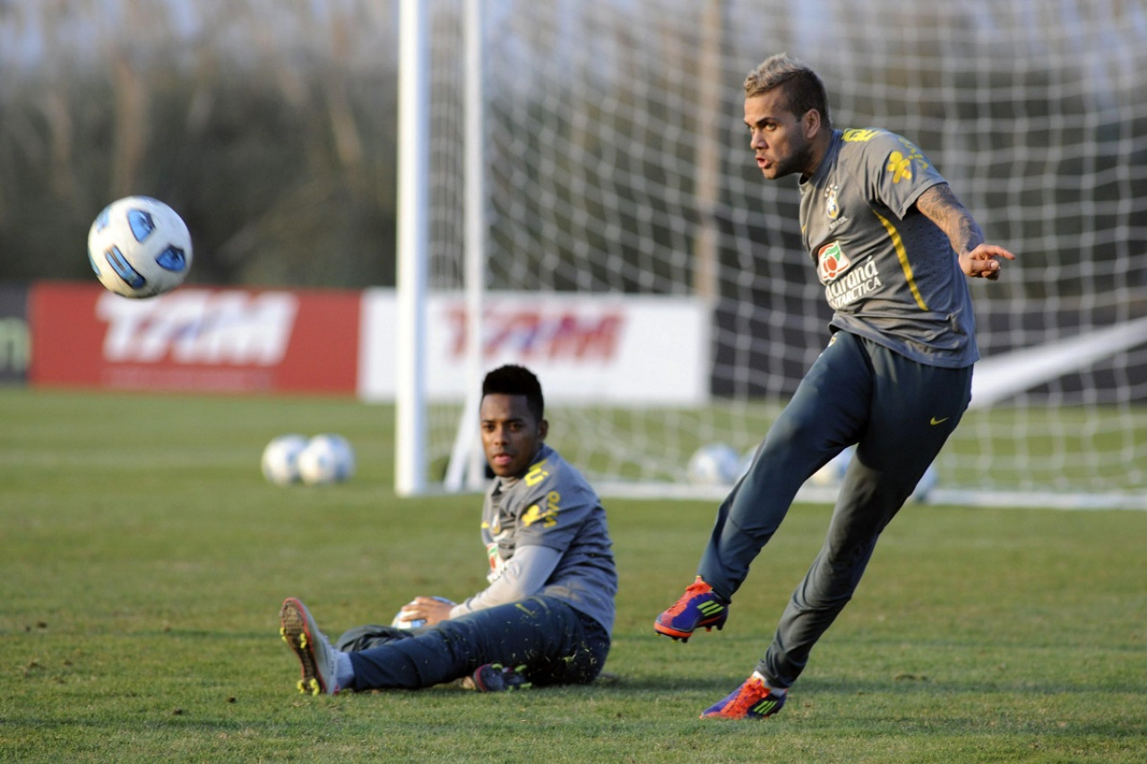 Robinho y Dani Alves, ambos acusados de violación. Foto: NA.