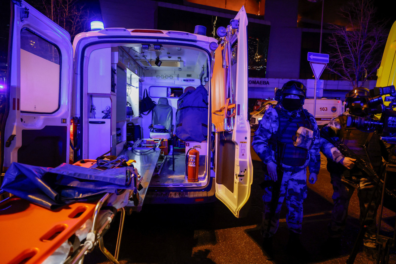 Afueras del recinto donde ocurrió el tiroteo terrorista en Moscú, Rusia. Foto: Reuters.