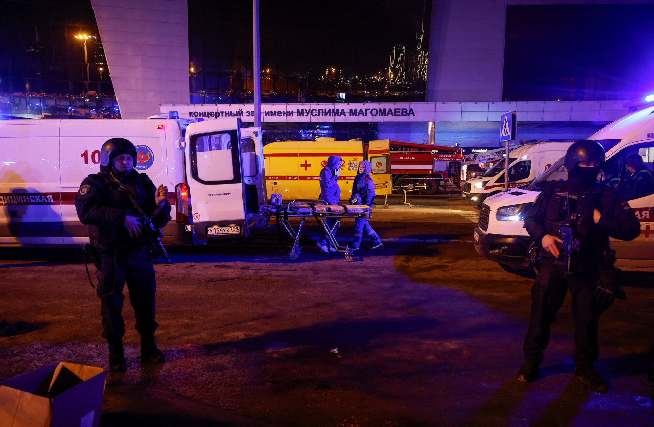 Afueras del recinto donde ocurrió el tiroteo terrorista en Moscú, Rusia. Foto: Reuters.