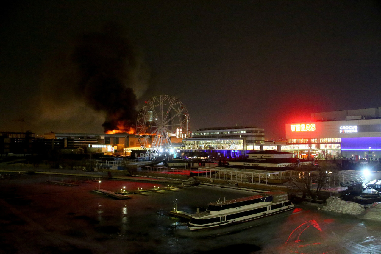 Afueras del recinto donde ocurrió el tiroteo terrorista en Moscú, Rusia. Foto: Reuters.