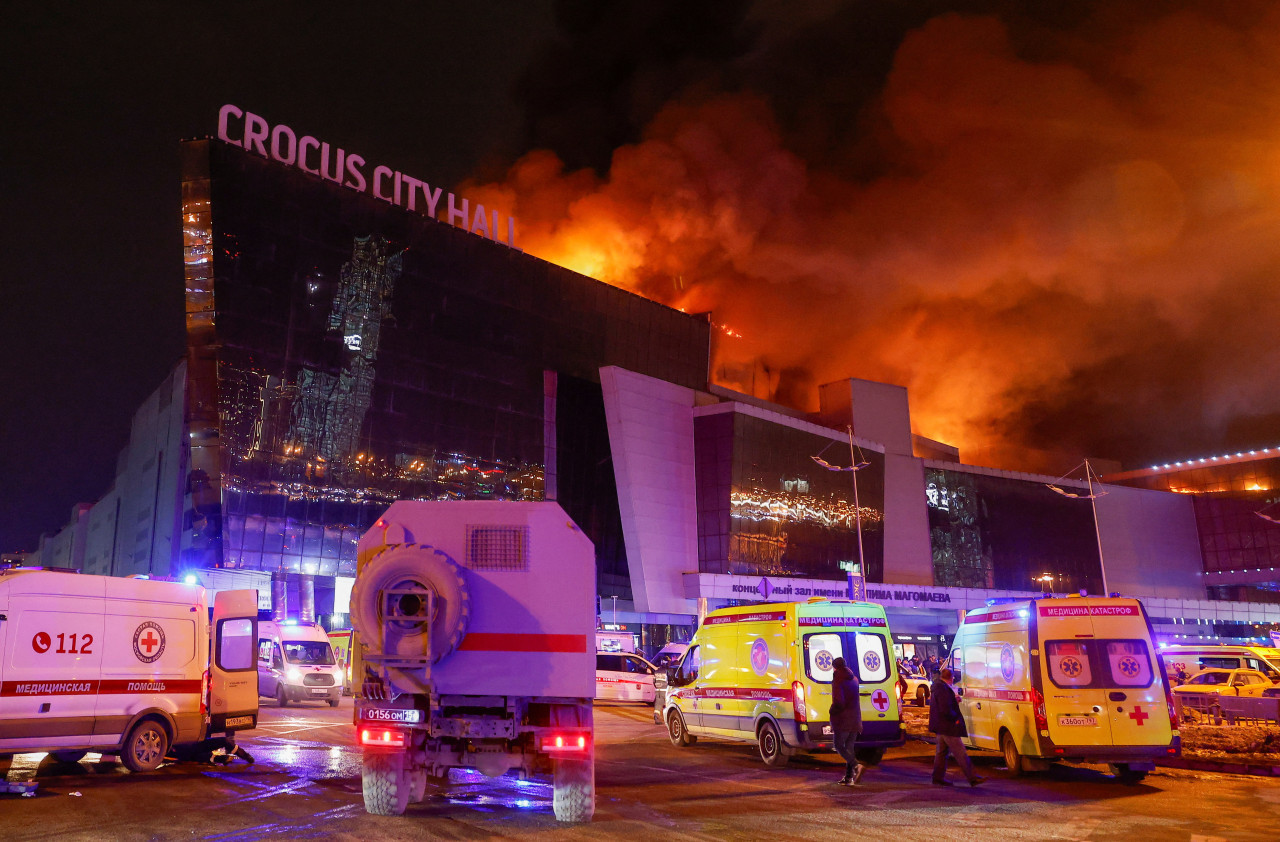 Afueras del recinto donde ocurrió el tiroteo terrorista en Moscú, Rusia. Foto: Reuters.