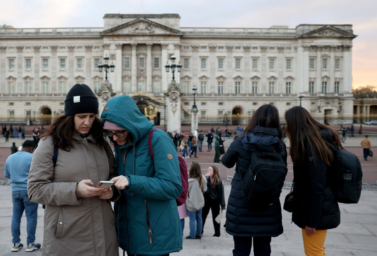 El exterior del Palacio de Buckingham tras la noticia de Kate Middleton. Foto: Reuters.