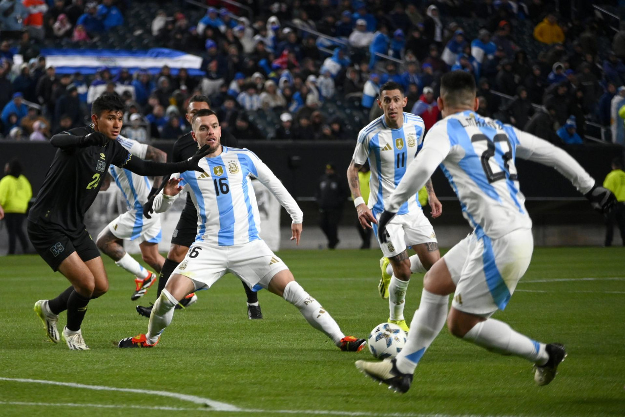 Argentina goleó a El Salvador por tres a cero. Foto: EFE.