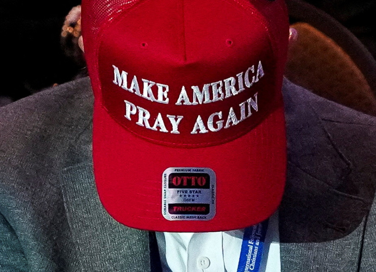 Un hombre con una gorra que dice "Make America Pray Again", durante la Religión Nacional 2024 en Nashville. Reuters