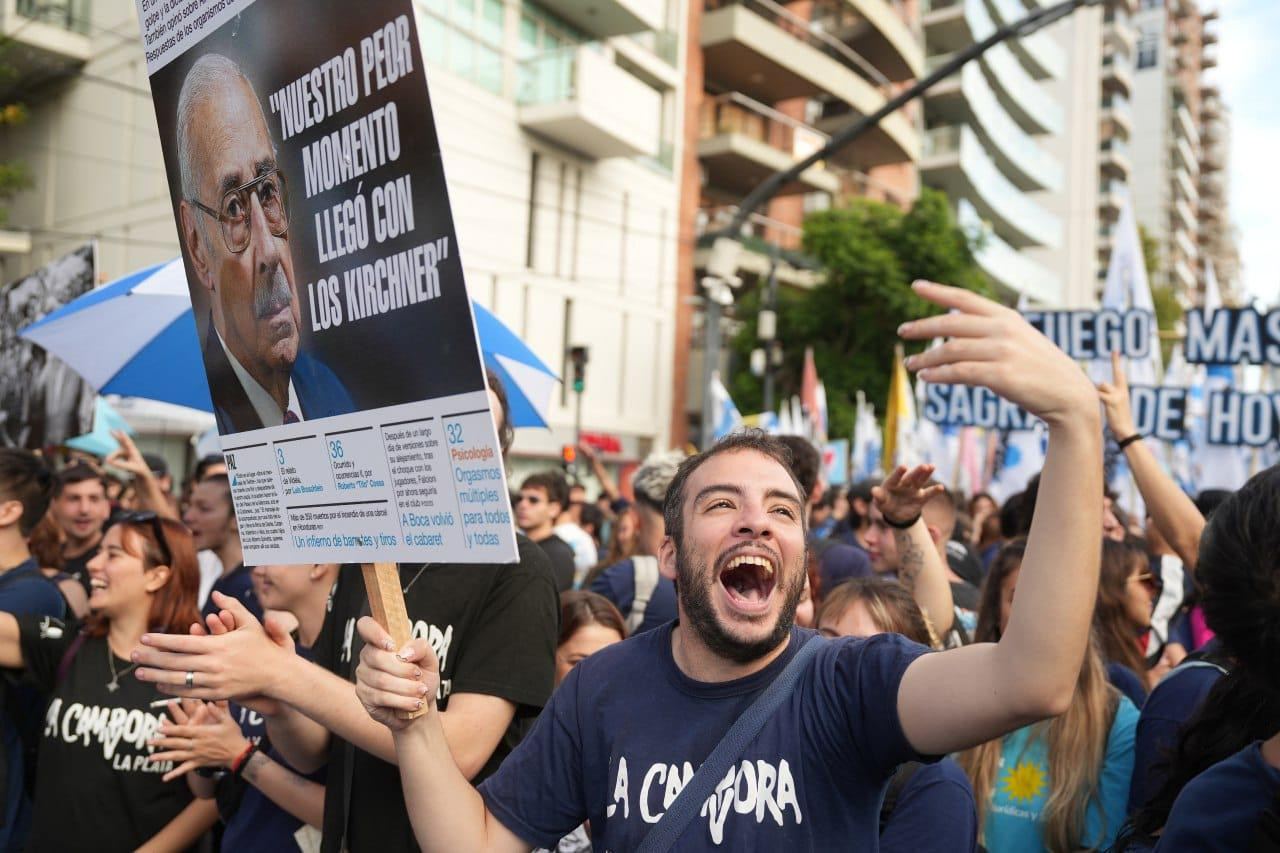 Multitudinaria caminata de militantes de La Cámpora de todo el país por el 24M. Foto: prensa.