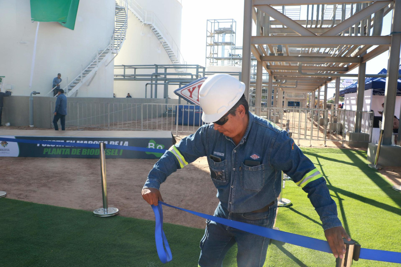 Bolivia inaugura una planta de producción de biodiésel. Foto: EFE.