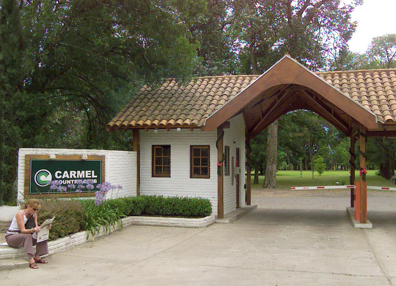 Frente del country donde vivía y fue asesinada Maria Marta García Belsunce. Foto: NA.