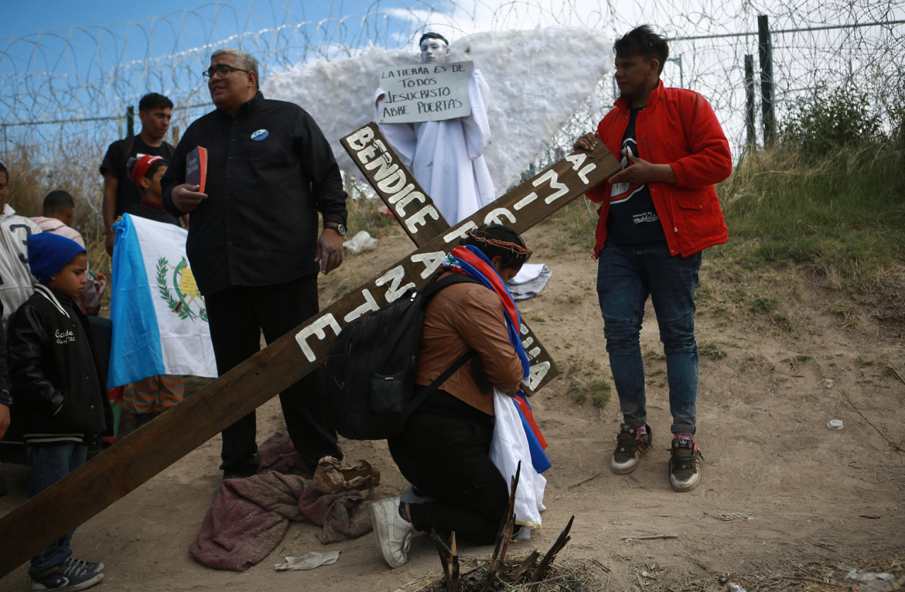 Viacrucis de migrantes en la frontera. Foto: EFE.