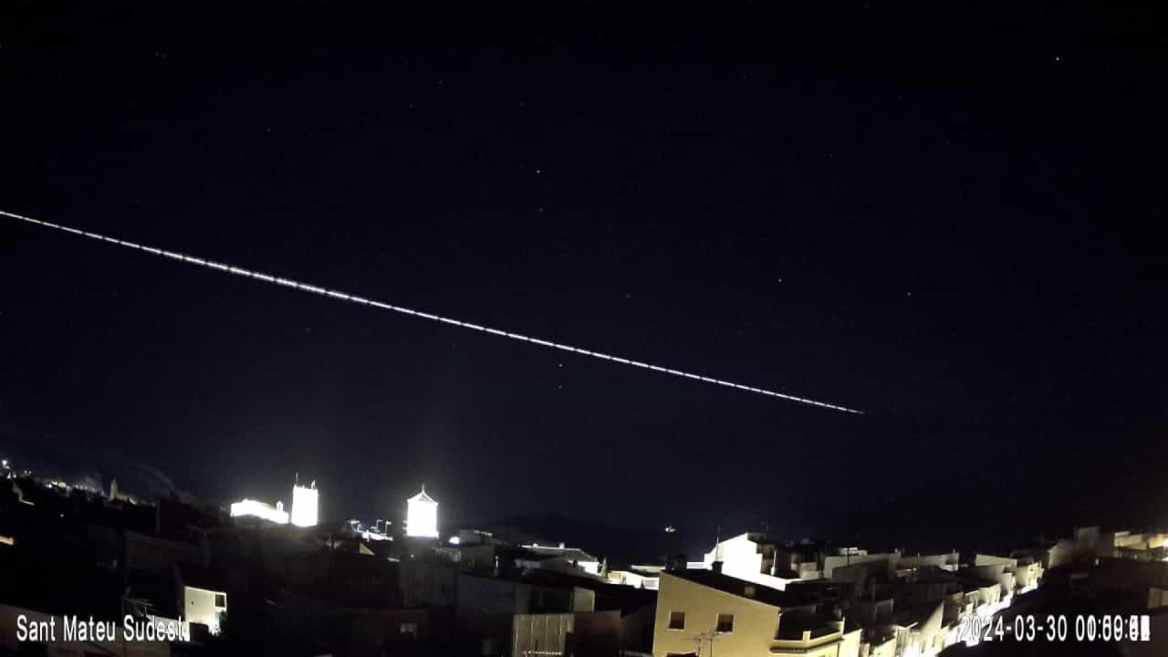 Artificial car that flew over Spain.  Photo: EFE.