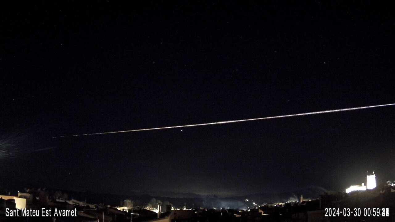 Artificial car that flew over Spain.  Photo: EFE.