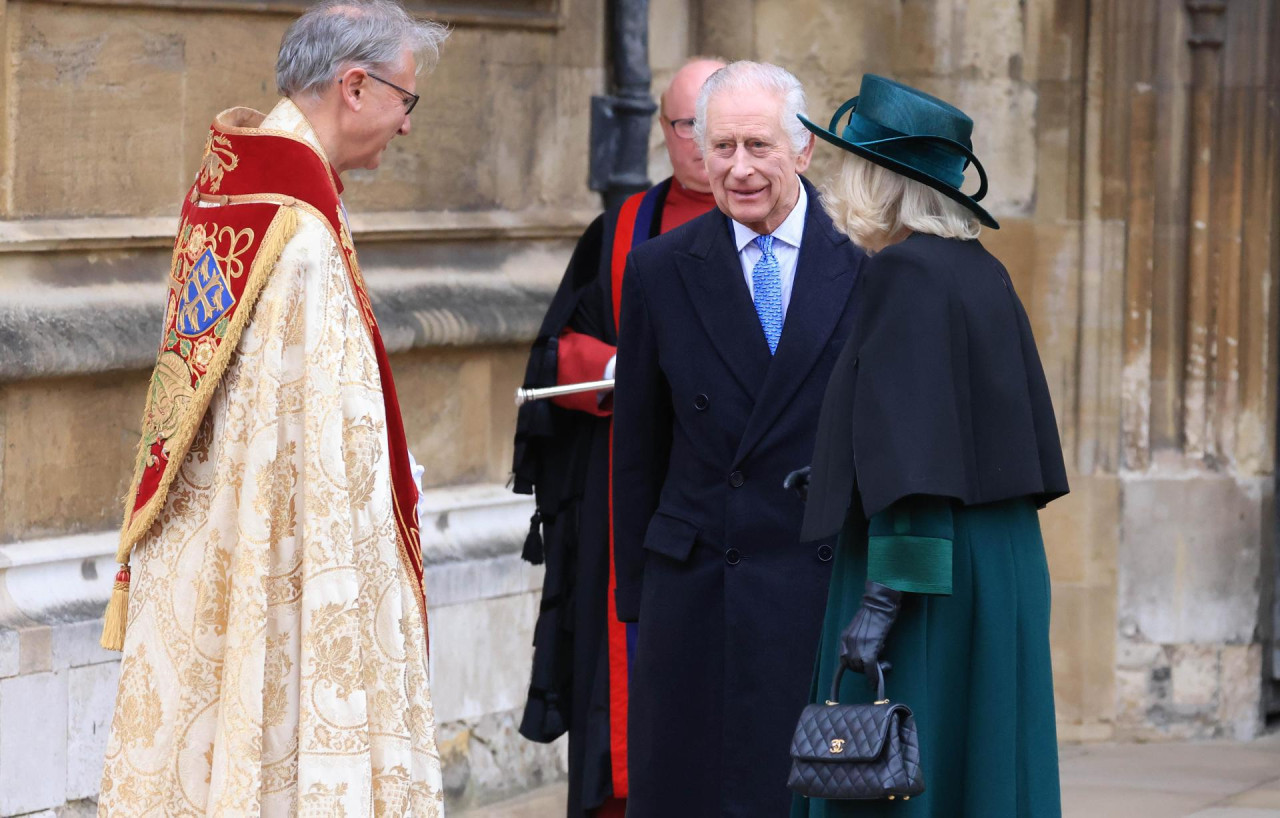 Carlos III va a misa de Pascua en su primer acto público desde su diagnóstico en febrero. EFE