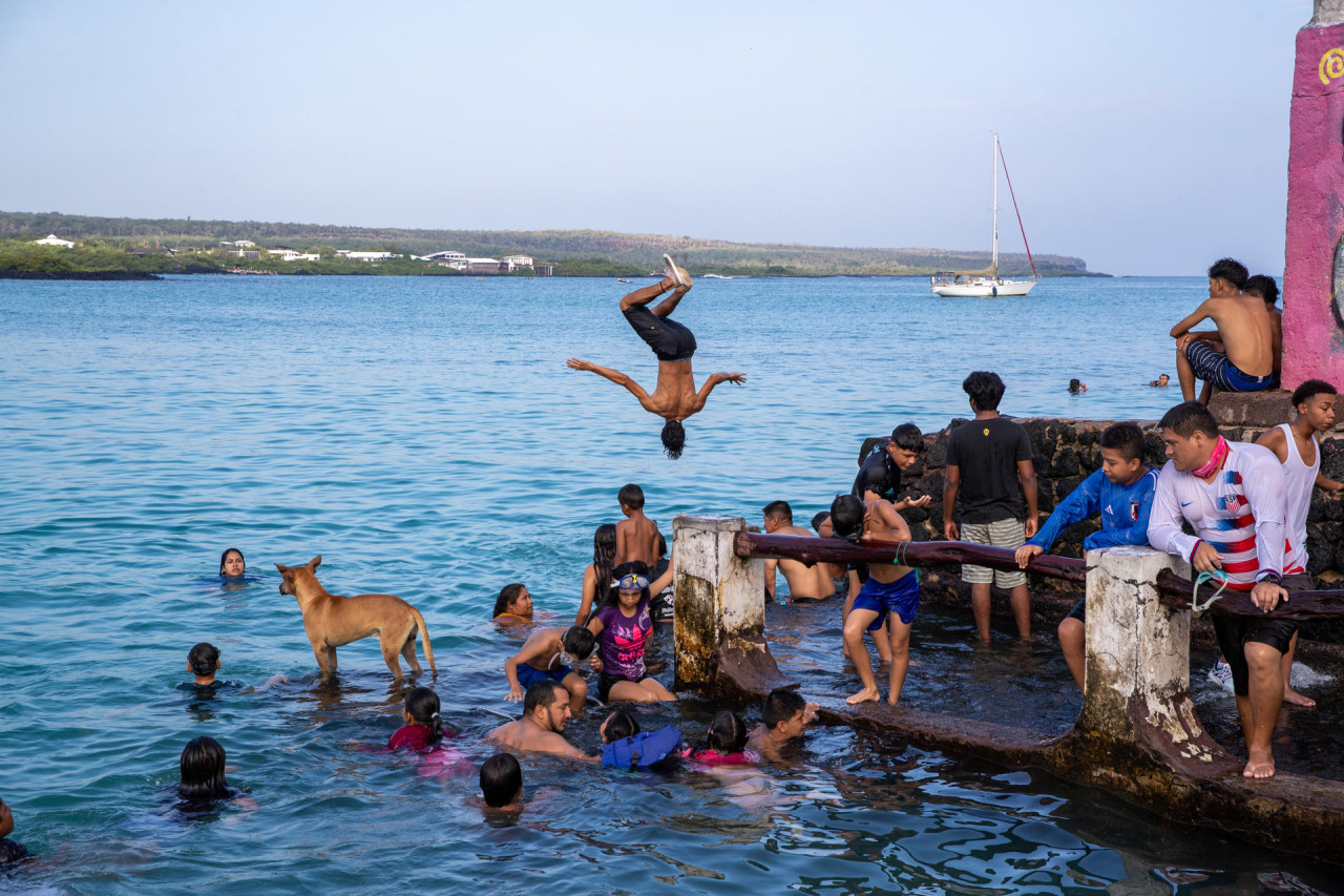 Turistas visitan el Parque Nacional Galápagos. Foto EFE.