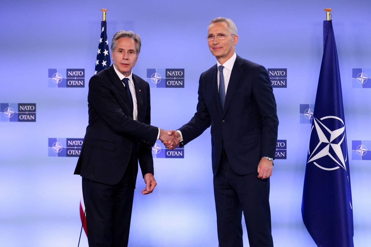 Jens Stoltenberg, secretario general de la OTAN y Antony Blinken, jefe de la diplomacia de Estados Unidos. Foto: Reuters.
