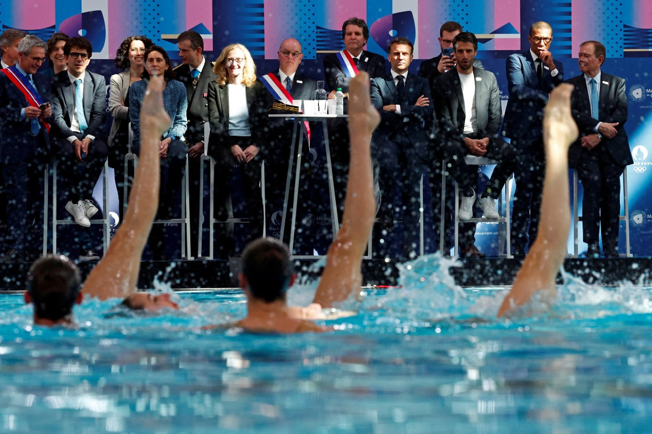 Emmanuel Macron en la inauguración de un Centro Acuático Olímpico. Foto: Reuters.
