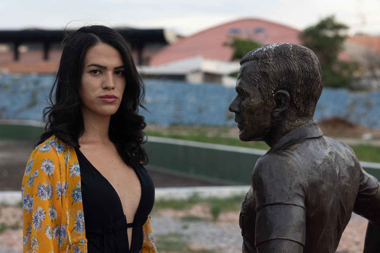 Manuella Tyler Medrado, la activista que pidió el retiro de la estatua de Dani Alves. Foto: EFE.