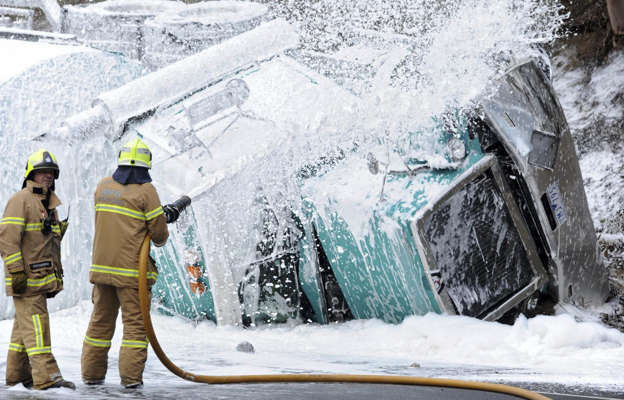 Bomberos rocían con espuma un camión cisterna en la Autopista Calder en Keilor East, en el noroeste de Melbourne, Australia. Foto: EFE