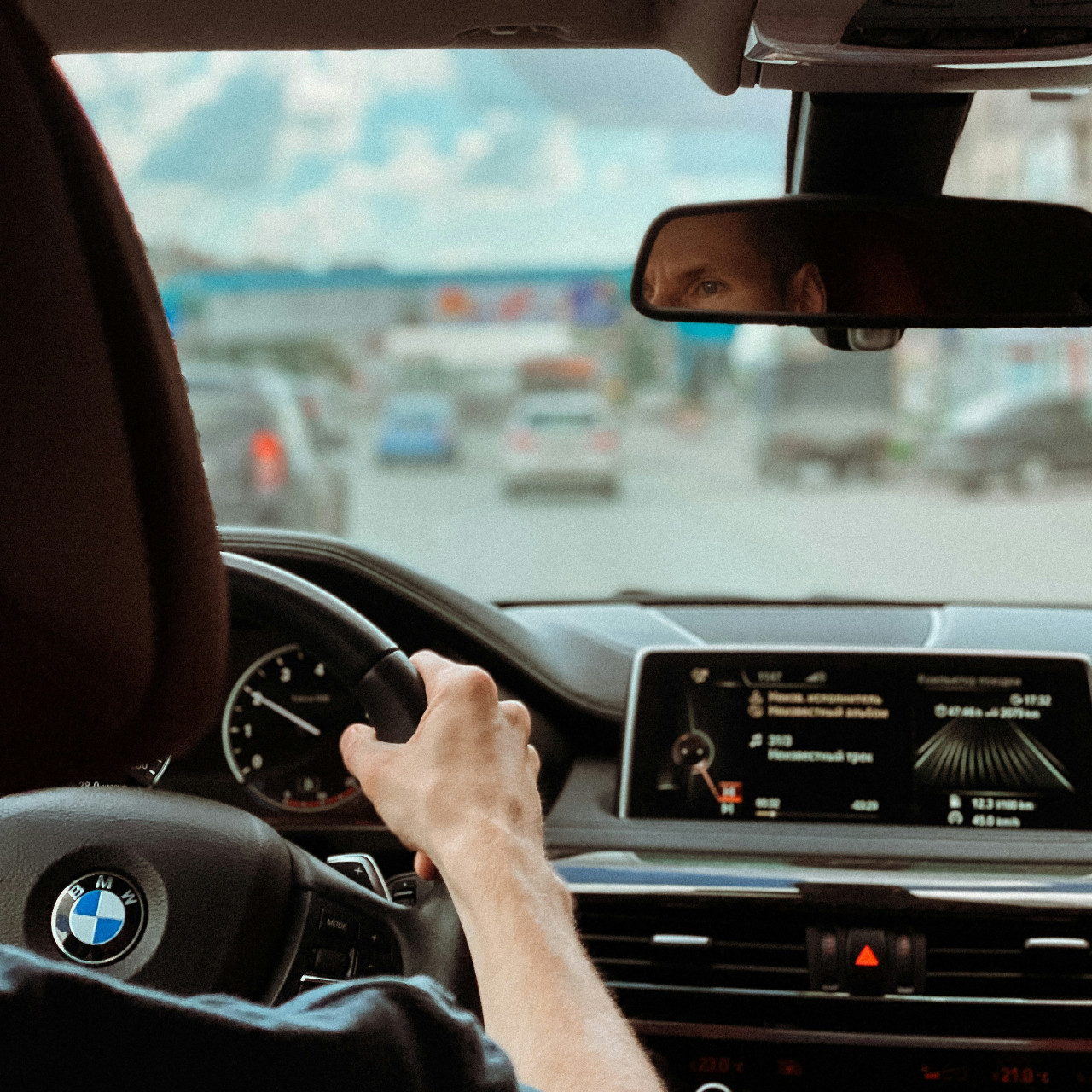 Conducir un auto. Foto: Unsplash.