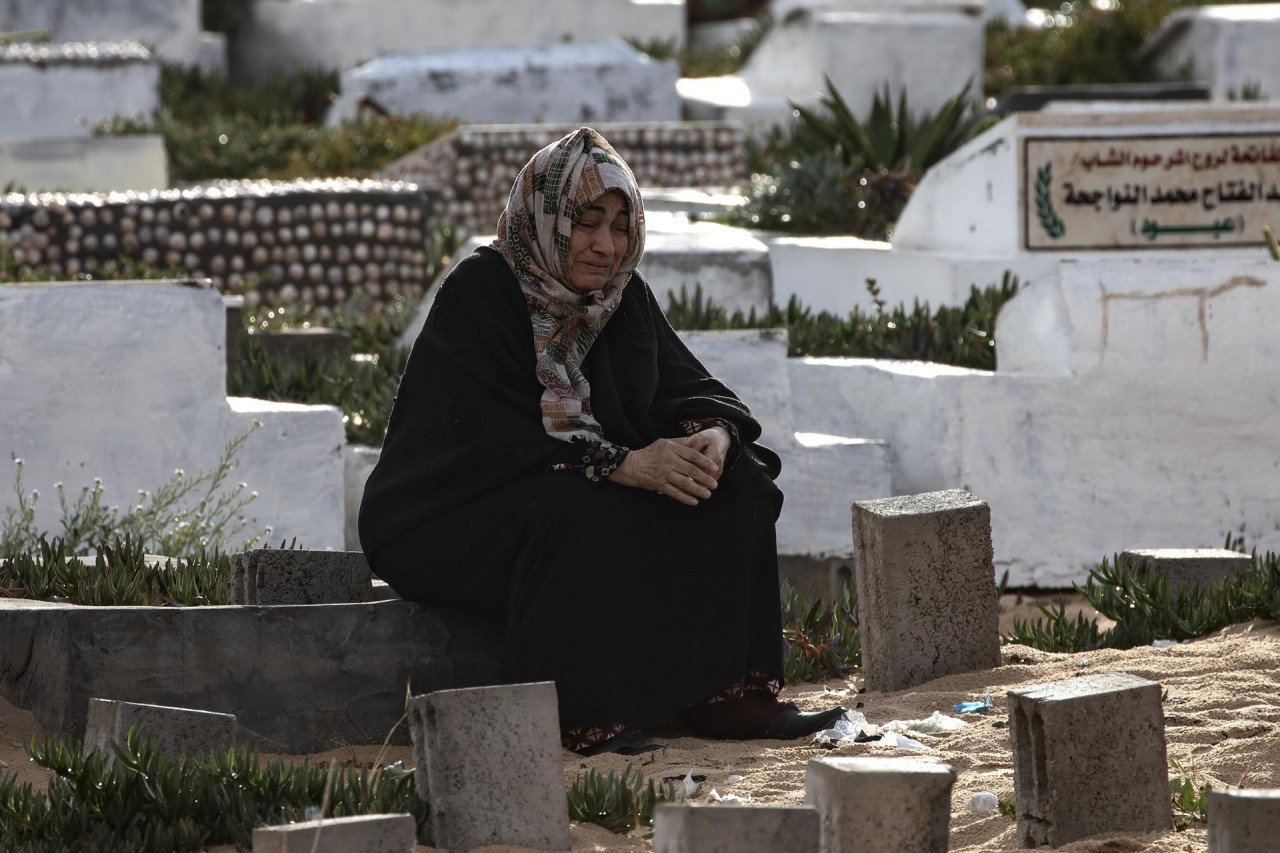 Palestinos visitan tumbas en la Franja de Gaza. Foto: EFE.