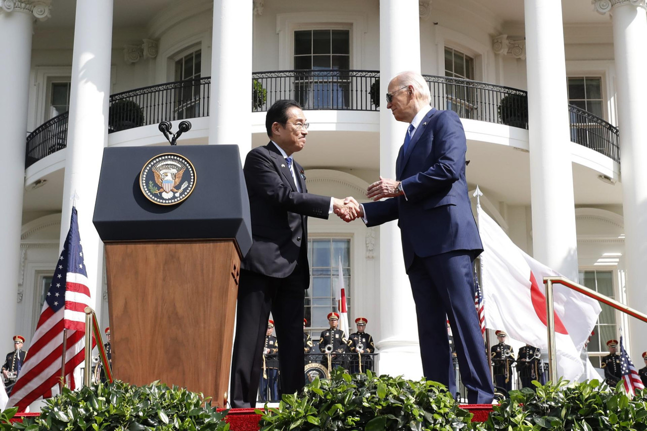 Joe Biden y Fumio Kishida. Foto: EFE.