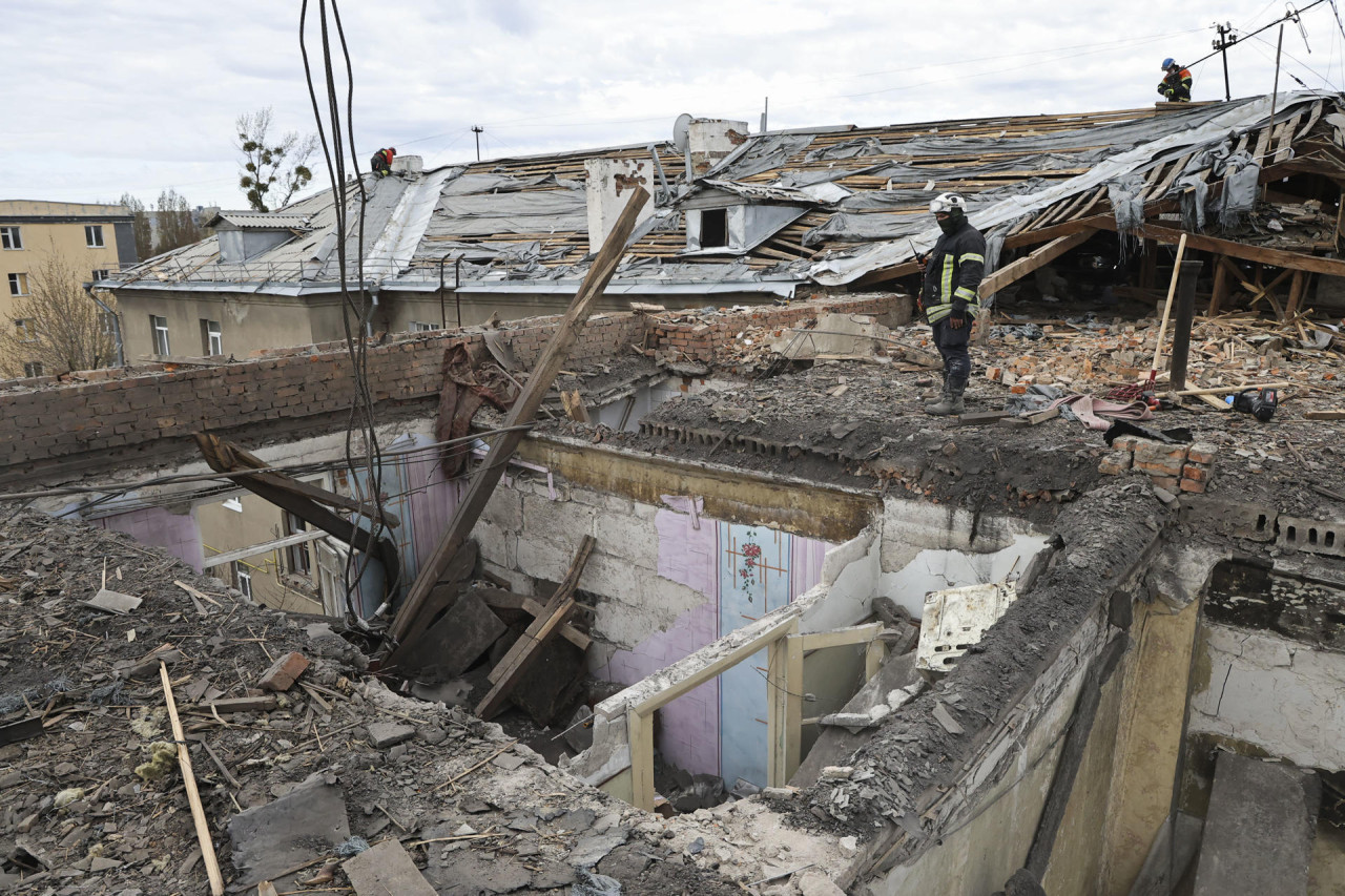 Edificio ucraniano destrozado por bombardeos rusos. Foto: EFE