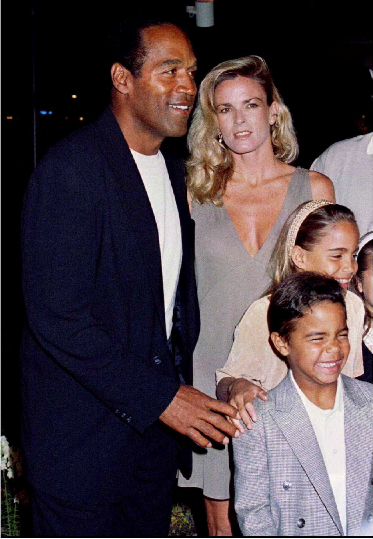 O.J. Simpson junto a su ex. Foto: Reuters.