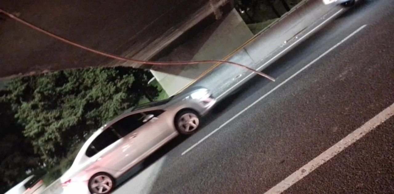 Al menos, 20 autos sufrieron daños por el desprendimiento del fierro en Autopista Riccheri. Foto: NA.