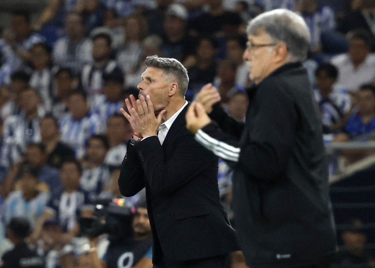 Los dos técnicos conflictuados. Foto: Reuters