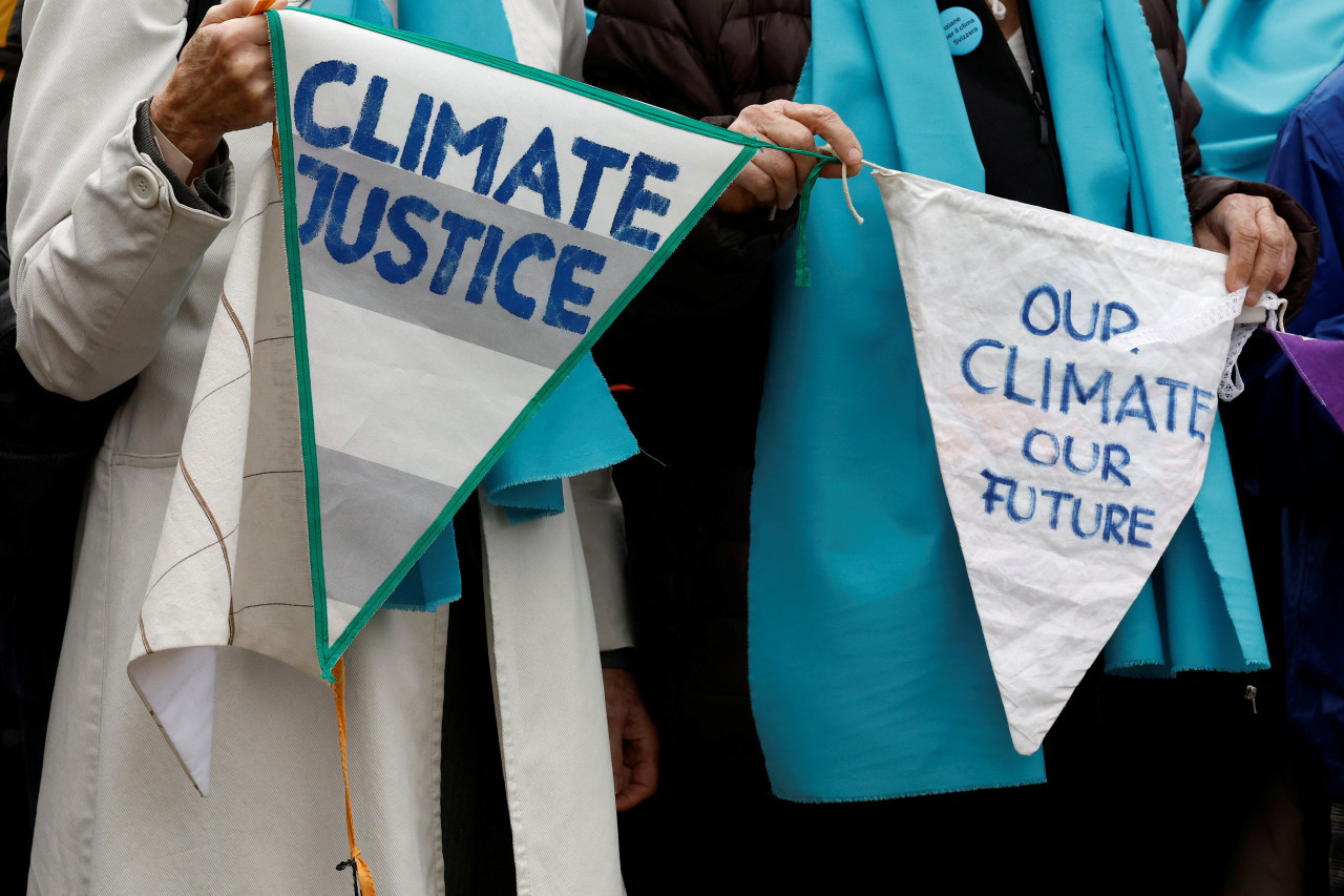 Personas reclaman Justicia climática, en el Tribunal Europeo de Derechos Humanos (TEDH) en Francia. Foto: Reuters