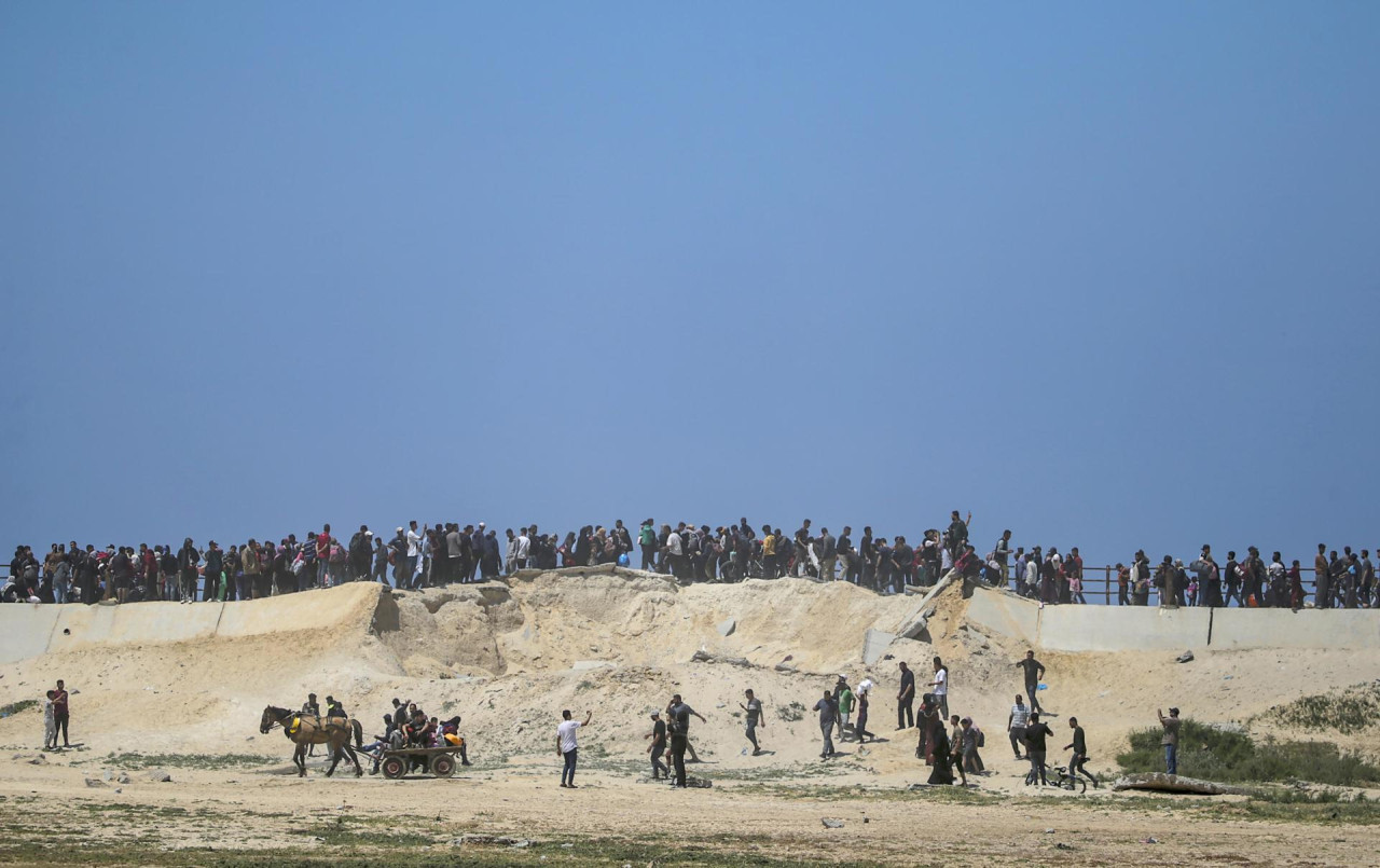 Gazatíes en Rafah. Foto: EFE.