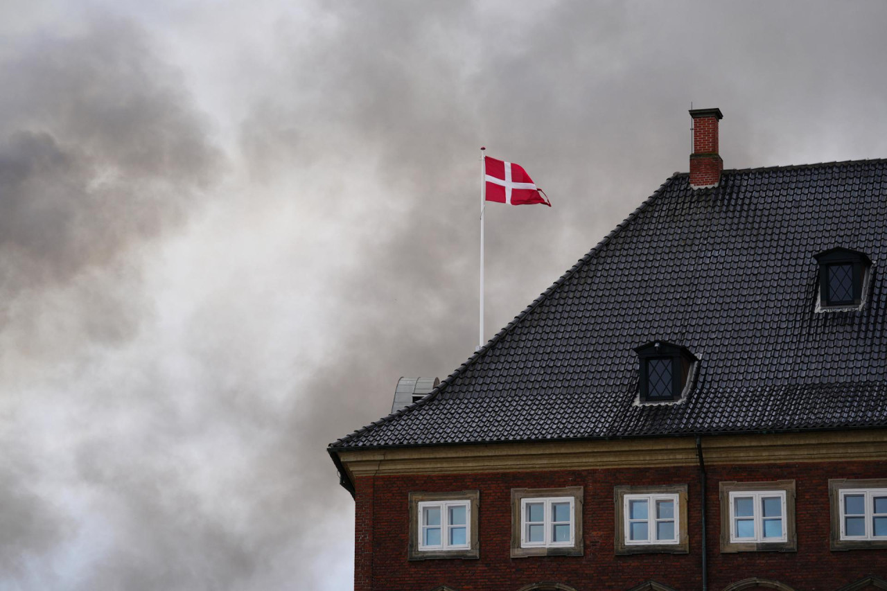 Incendio en la antigua bolsa de Copenhague, Dinamarca. Foto: EFE.