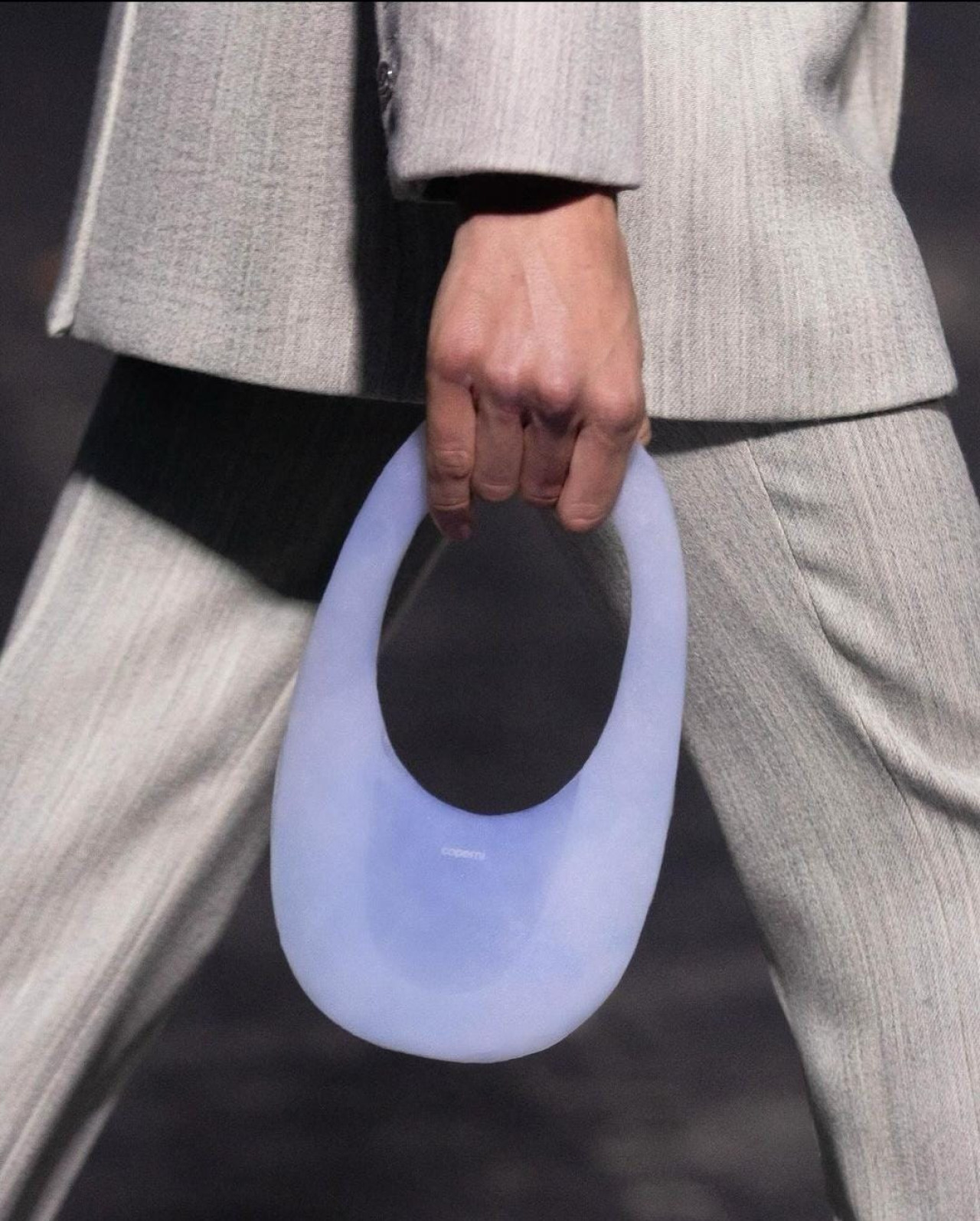 Air Swipe Bag, creada por la NASA. Foto: Instagram / @coperni.