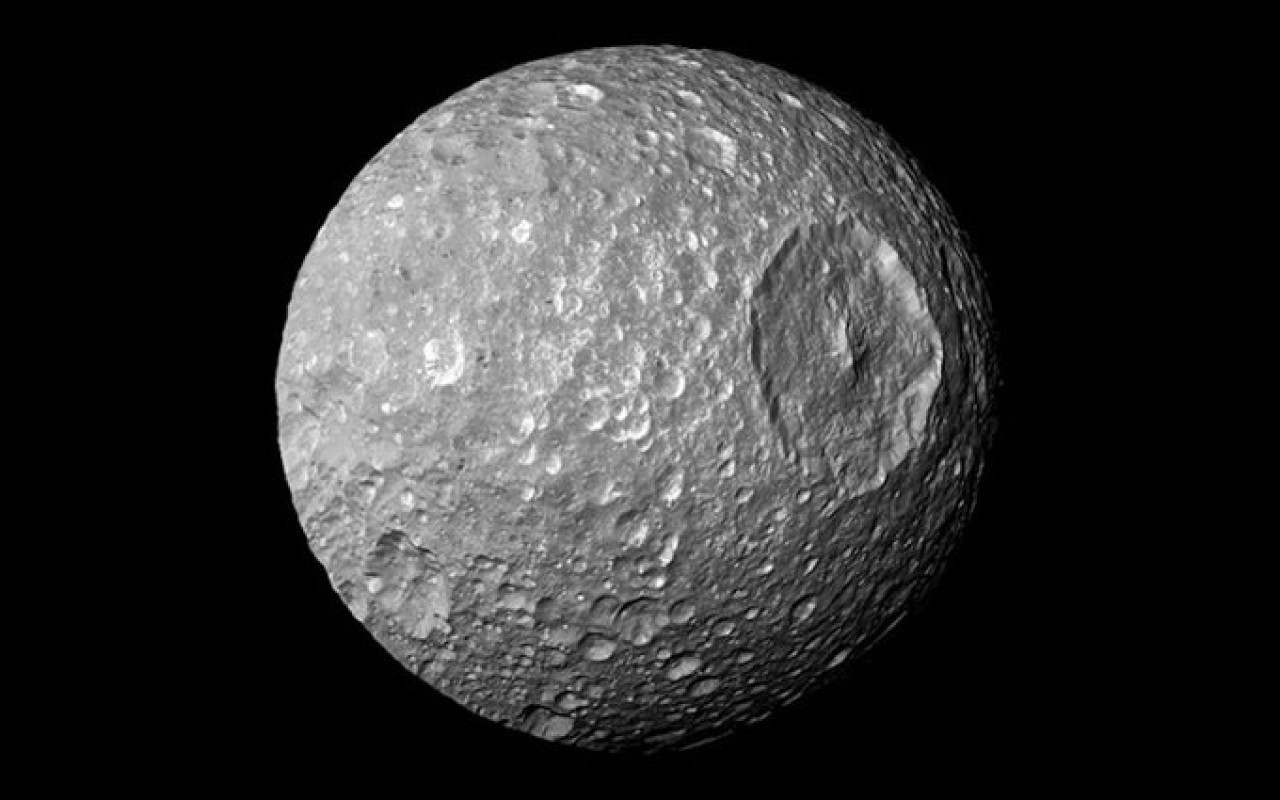 Luna Mimas. Foto: X, NASA.