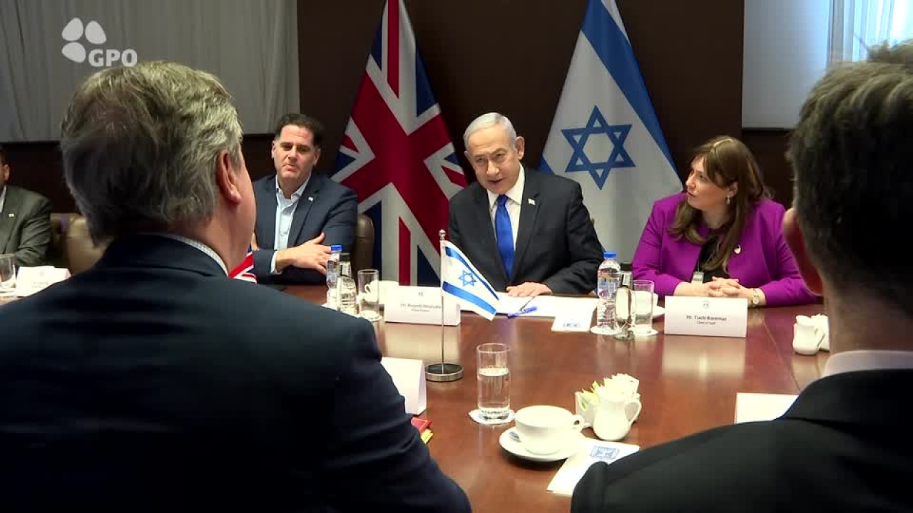 Benjamín Netanyahu en reunión con Annaela Baerbock y David Cameron. Foto: Reuters.